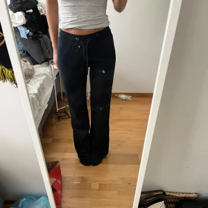 Marinblåa mjukisbyxor - Low waisted marinblåa mjukisbyxor, dem är i storlek Xs och jag är 168 cm❤️