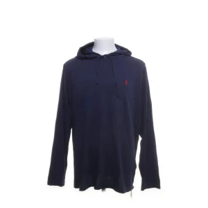 Ralph lauren hoodie  - Ralph Lauren hoodie - Blå med rött märke - Storlek: XL - Mycket bra skick - Nypris: 1299kr - Mitt pris: 449kr - Hör av dig vid funderingar 💫 