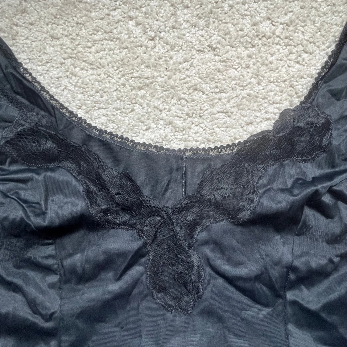 Svart satinklänning med spetsdetaljer - 2