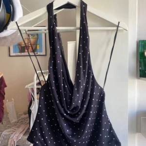Prickig topp - Super söt prickig topp med öppen rygg och löst urringning. Köpt på Gina Tricot för 300 kr. Aldrig använd, tog bort prislappen då jag trodde jag ville behålla den. Så den är i nyskick! 