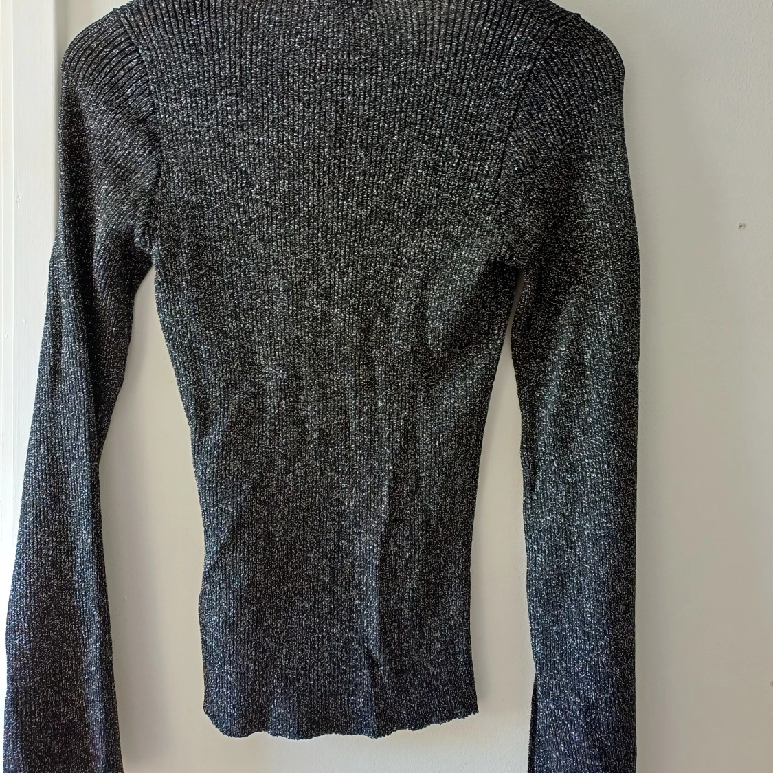 Glittrig svart ribbad tröja Bubbleroom - 1