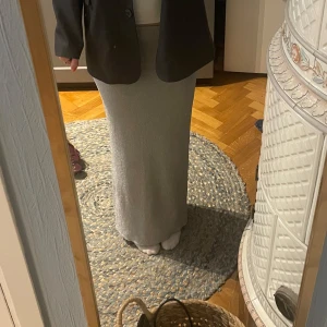 Gråglittrig stickad långkjol - Säljer en ljusgrå, glittrig, stickad långkjol med slim passform. Perfekt att styla med en oversized kavaj🥰