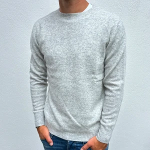 Kashmir tröja - Ljusgrå Kashmir Crewneck | Storlek S | Modellen är 177cm lång | Endast testad, därför nyskick | Hör av dig vid frågor🌟