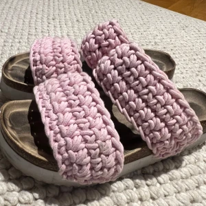 Rosa virkade tofflor - Unika sandaler med två breda virkade band i ljusrosa.