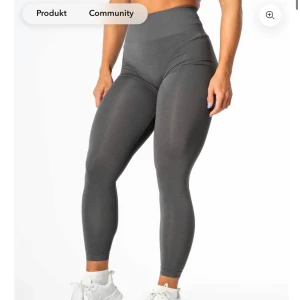 Grå höga leggings från Relode - Säljer ett par grå, höga leggings från Relode i färgen granit. Det är deras prime scrunch tights.  Materialet är stretchigt och mjukt för maximal komfort. 
