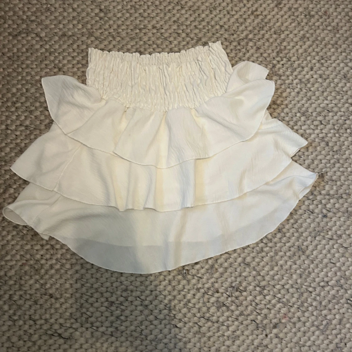 Vit volangkjol med resårmidja