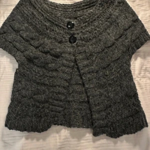 Stickad väst - Mysig grå stickad väst som passar perfekt till hösten och vintern. Västen är i storlek S/M.