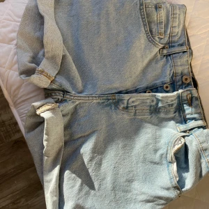 Jeans shorts - jeans shorts, knappt använda. lite för stora för mig