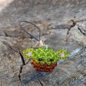 Pärlat Baby Yoda mobilsmycke/mobilhänge  - Pärlat mobilsmycke föreställande baby Yoda.Perfekt accessoar för Star Wars-fans.