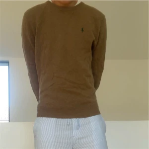 Ralph Lauren stickad tröja - Säljer en sjukt fet stickad tröja i färgen brun från Ralph Lauren! Tröjan är i bra skick och är gjord i 100% lambswool. Den sitter även i strl L. Hör gärna av er vid frågor eller funderingar!! 