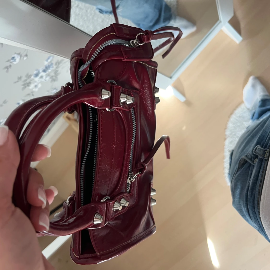 Vinröd handväska i skinn med dragkedja - 4