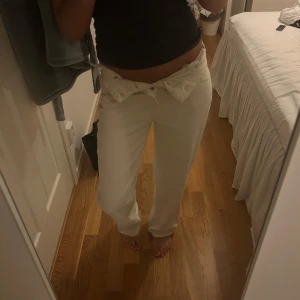 Beiga jeans  - Säljer ett par beiga jeans med låg midja och raka ben. Byxorna har klassisk femficksdesign och knappar framtill. Säljer de på grund av att de är för små för mig