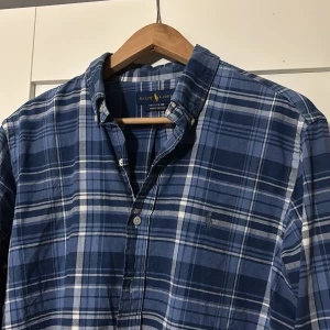 Rutig Ralph lauren skjorta - jätte fint skick | inte använd så mycket | unik | pris kan diskuteras vid snabb affär🙌🙏