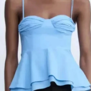 Ljusblå topp från Zara XS - En ljusblå topp från Zara, använd fåtal gånger 🩷 skriv om ni behöver mer info!