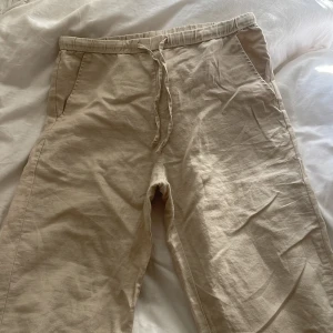 Beiga linnebyxor med snörning Kappahl - Snygga beiga linnebyxor från Kappahl. Nästan oanvända.