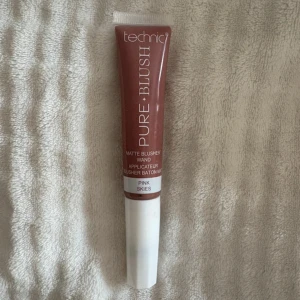Technic Pure Blush Pink Skies - Technic Pure Blush i nyansen Pink Skies är en matt flytande rouge med applikator. Färgen är en mjuk, dammigt rosa ton som ger kinderna en naturlig fräschör. Kommer i en tub med svampapplikator för enkel applicering. Perfekt för dig som gillar en smidig och snabb makeup-rutin. Endast testad 1 gång!
