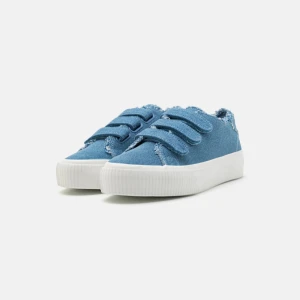 Blå jeanssneakers med kardborre - Säljer dessa eftersom de aldrig kommer till användning. Köpte de för några månader sen dess har ja använt de 2 gånger. De är fortfarande i jättebra skick! 