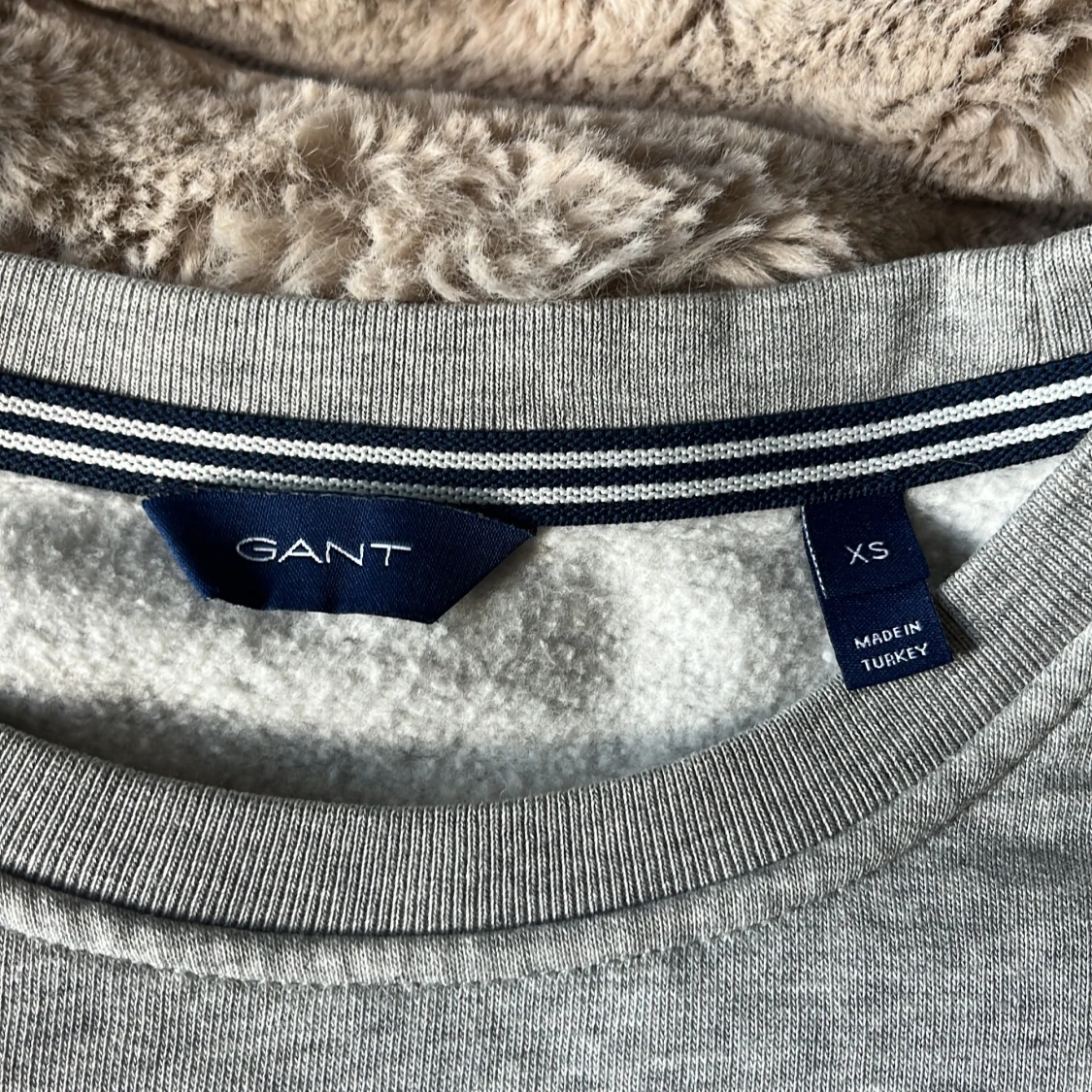 Grå sweatshirt från GANT XS - 2