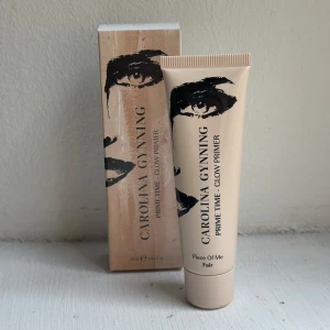 Carolina Gynning Glow Primer  - Glow Primer i nyansen fair från Carolina Gynning. Aldrig öppnad och kostar ny 300kr hos Lyko. 