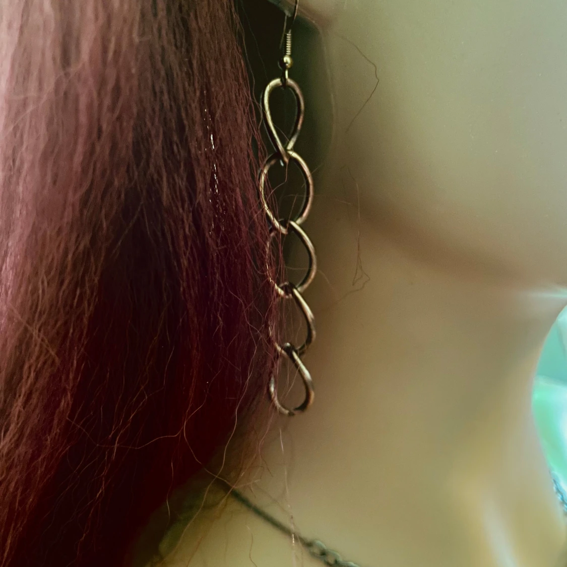 By prisförslag- 1 st Långt örhänge i guldtonad metall - 2