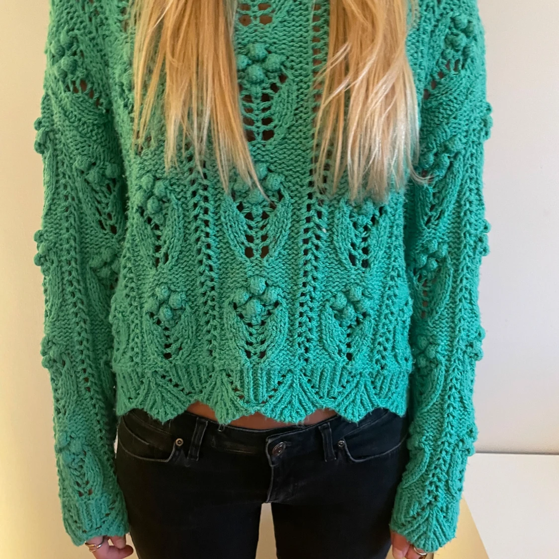 Grön stickad tröja med virkat mönster - 1