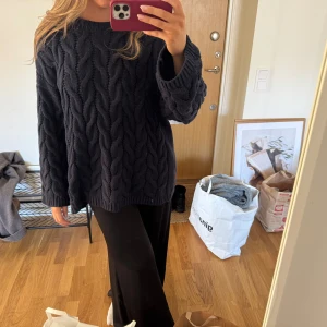 Mörkblå kabelstickad tröja från Gina Tricot - Säljer en mörkblå kabelstickad tröja från Gina Tricot. Långa ärmar och grovt stickat mönster. Perfekt för kyliga dagar och supermysig att bära. Storlek XL men passar mig som vanligtvis har S. Den blir snyggt oversized!