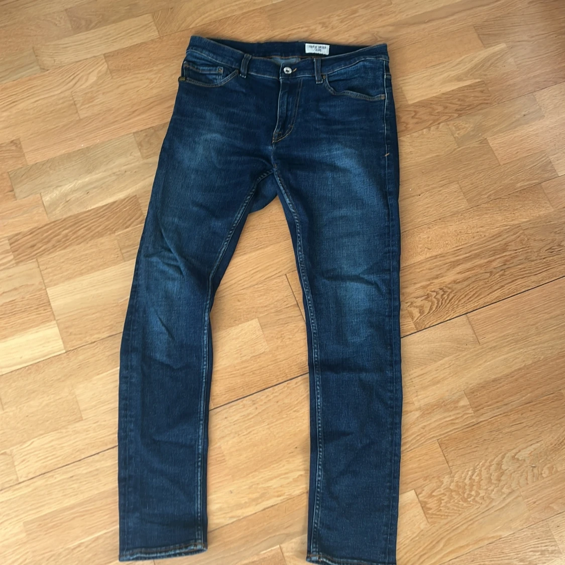 Mörkblå jeansbyxor tiger of sweden