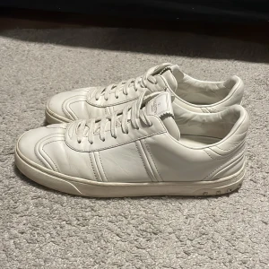 Valentino Flycrew skin - Tja! Säljer ett par helvita Valentino flycrew i skin i storlek 42 passar även 43, 4 nitar saknas, dem är i hyfsat bra skick inga större skador på skon, skriv om ni har några frågor eller funderingar🙌🙌