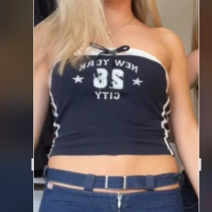 Mörkblå tubtopp med text - Snygg tub topp från Urban Outfitters, som är använd en gång!