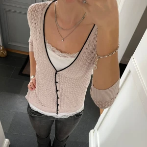 Rosa stickad kofta  - Rosa trekvartsärmad kofta från H&M i storlek M, skulle säga att den även passar S. Fint skick. Använd gärna köp nu!