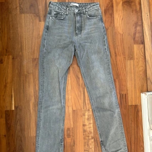 Grå raka jeans med råa benslut - Säljer ett par gråa jeans från Gina. Strl 34
