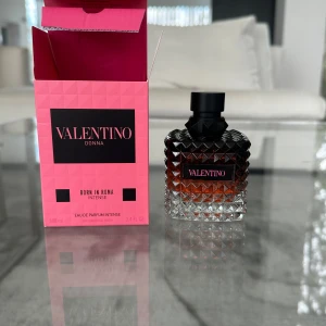 Parfym Valentino Donna Born In Roma Intense 100 ml - Säljer min parfym som är helt ny, då jag säljer den för att det är inte min smak.