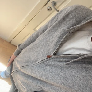 Kashmir hoodie - Stilren kashmir hoodie från sayless. Inte använd så många gånger. Passar 170-180. Ny pris 800-900. Hör av er vid funderingar.
