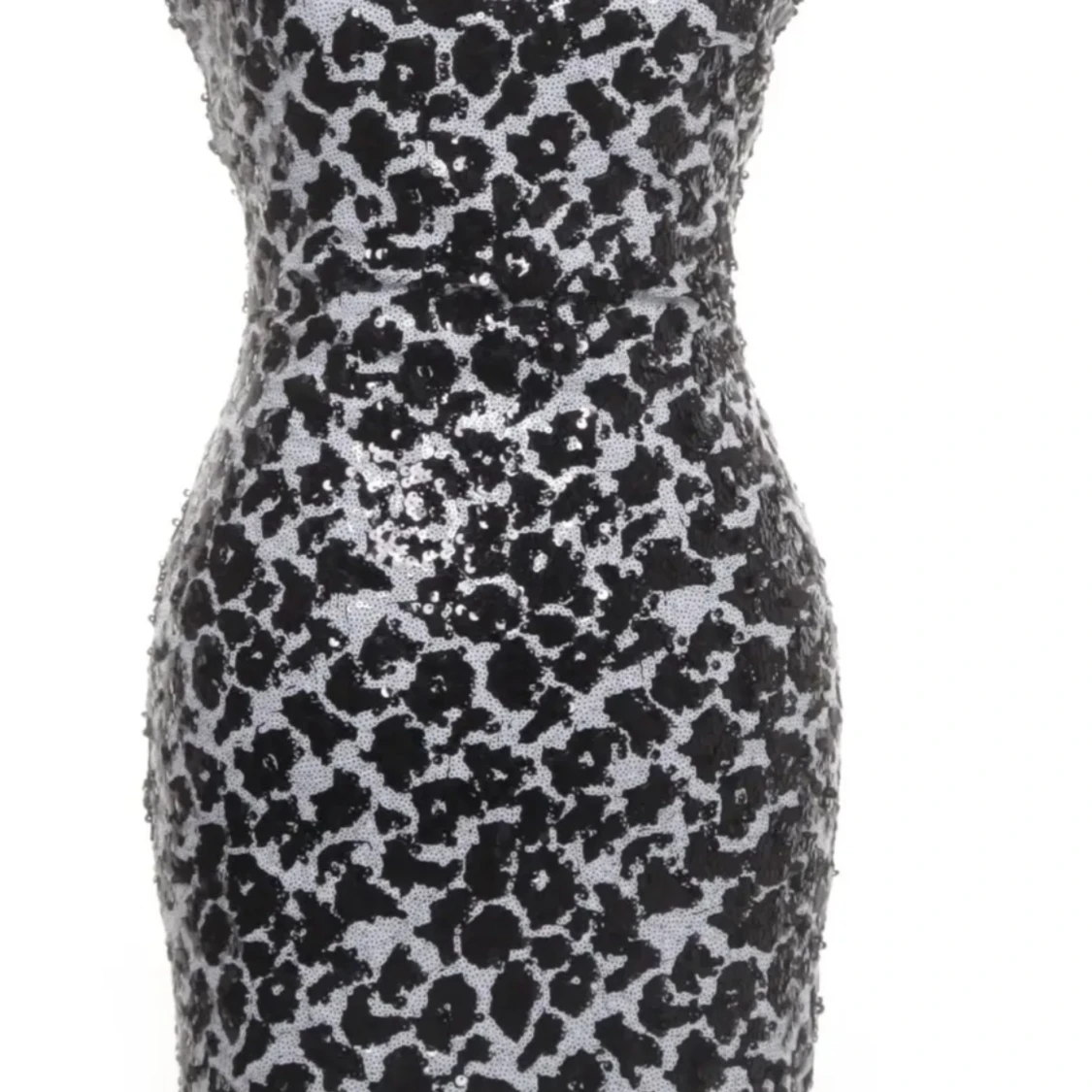 Glittrig leopardmönstrad klänning