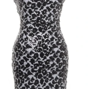Glittrig leopardmönstrad klänning - Säljer en glittrig klänning med svart leopardmönster på silverfärgad botten. Klänningen är tight och har en figurnära passform, perfekt för dig som vill sticka ut. Passar till fest och har en snygg, modern look.