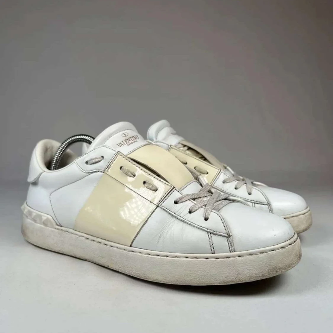 Valentino Garavani vita sneakers med beige detalj - 1