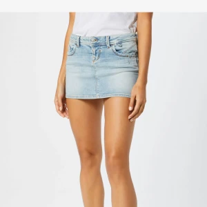 Ljusblå jeanskjol från LTB - Säljer en ljusblå jeanskjol från LTB, helt ny med prislappen kvar. Kjolen har en kort passform och stängs med dragkedja och knapp framtill. Endast testat, men säljs för att den var för stor. Storlek M/38