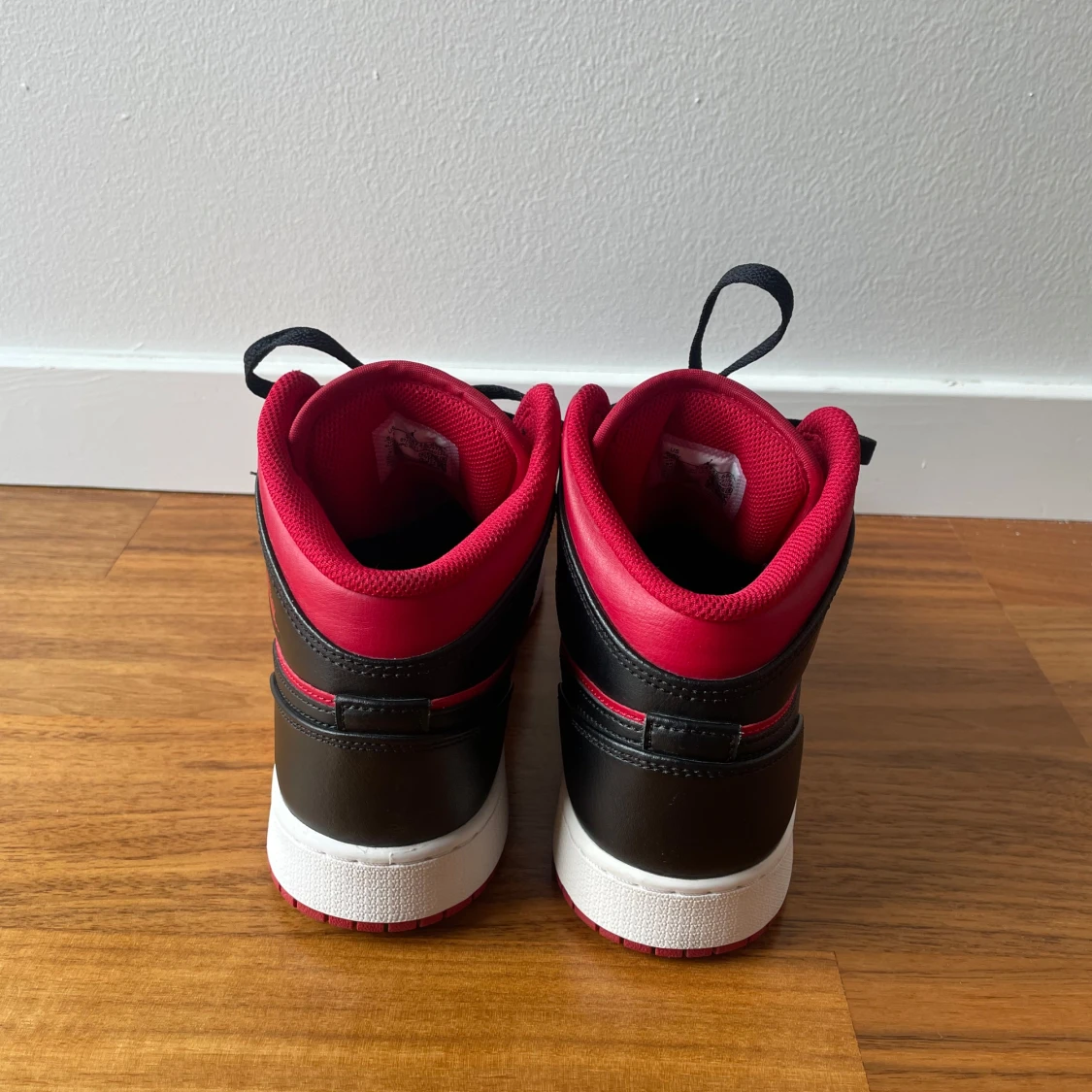 Nike Air Jordans svart/röd - 1