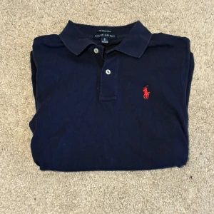 Pikétröja från Ralph Lauren - Säljer en fett piké från Ralph lauren, ny pris 1299kr mitt pris 399kr, bara att höra av sig vid frågor eller funderingar😄