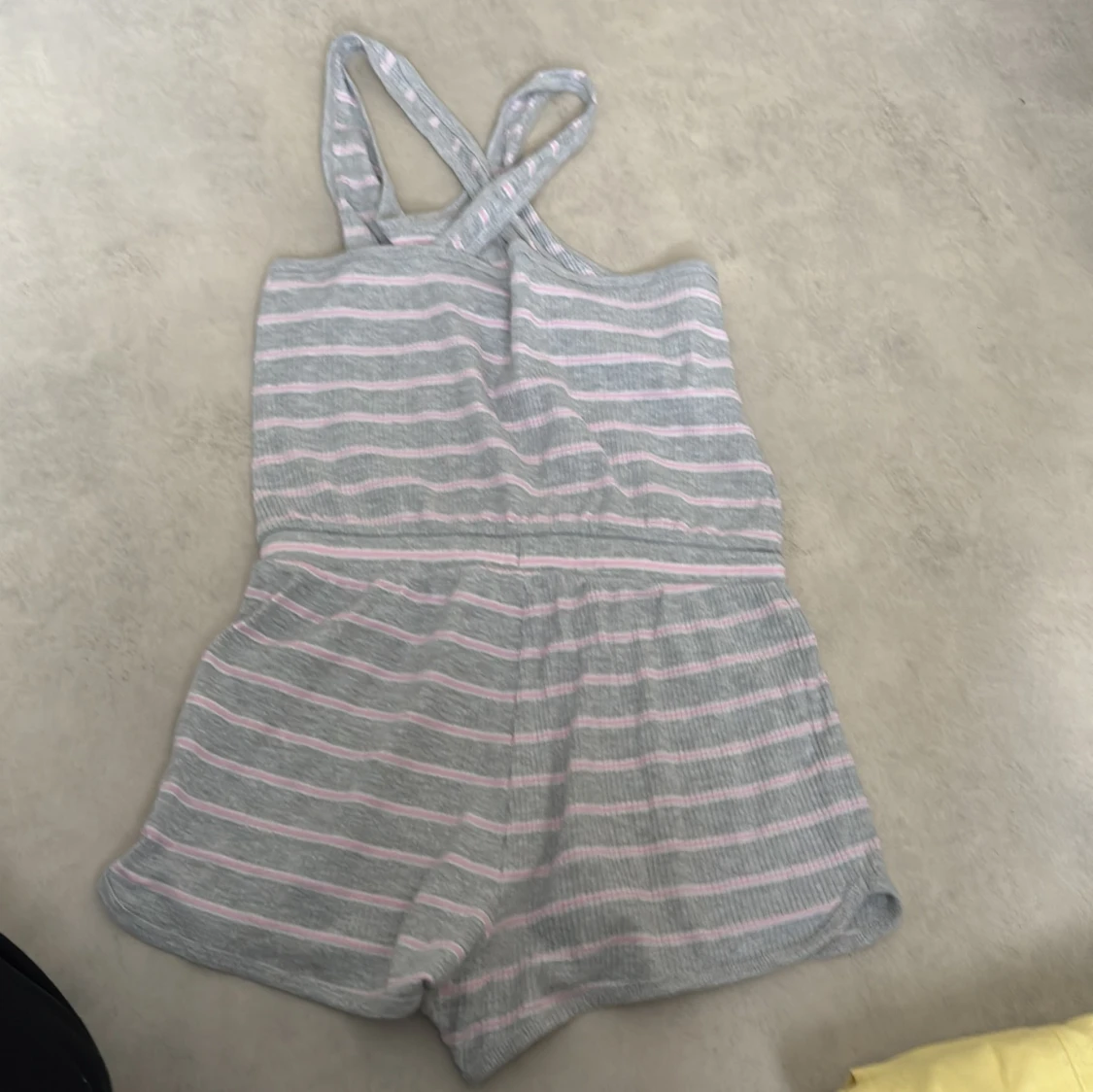 Grå och rosa randig kort jumpsuit - 1