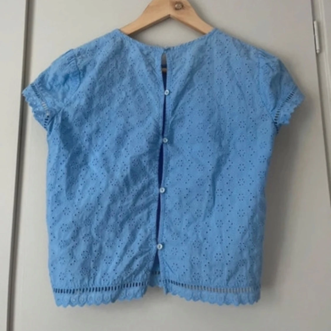 Ljusblå blus med spetsdetaljer - 1