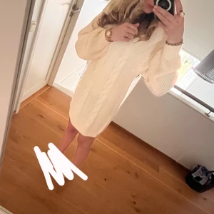 kabelstickad kort klänning  - Säljer den söta korta vinterklänningen 💕 håller än varm och är väldigt skön 💘