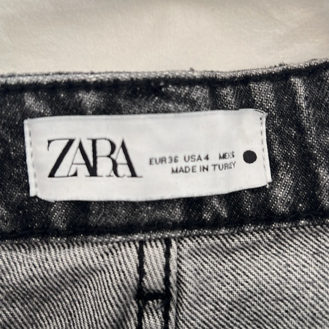Svarta jeansshorts med fransar från ZARA - 2
