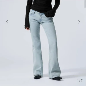Ljusblå bootcut jeans - Säljer ett par ljusblå bootcut jeans med klassisk femficksdesign och dragkedja. Jeansen har en normal passform och är tillverkade i denim. Perfekta för dig som gillar en retroinspirerad look med utsvängda ben. Priset går att diskutera.
