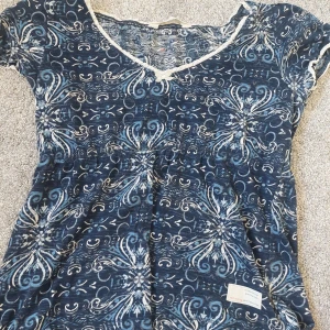 En blåmönstrad topp från Odd Molly  - En söt topp med fina detaljer🩵🤍 Är osäker på storleken, men jag är ungefär Xs och 158/164 i storlek och denna är lite för stor för mig. Så skulle gissa på storlek S.