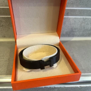 hemres Armband (18cm)  - Hej säljer nu mitt fina armband som jag fick av mina släktingar i present, har tyärr inte kvittot därav priset! Har bara använt det ett fåtal gånger så det är riktigt bra skick! Hör av dig om du har några frågor🤗