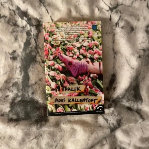 Vårlik - En spännande kriminalroman av Mons Kallentoft. Boken har ett färgstarkt omslag med tulpaner och en blodig hand, och är en del av serien om Malin Fors vid Linköpingspolisen. Pocketbok med svensk text.