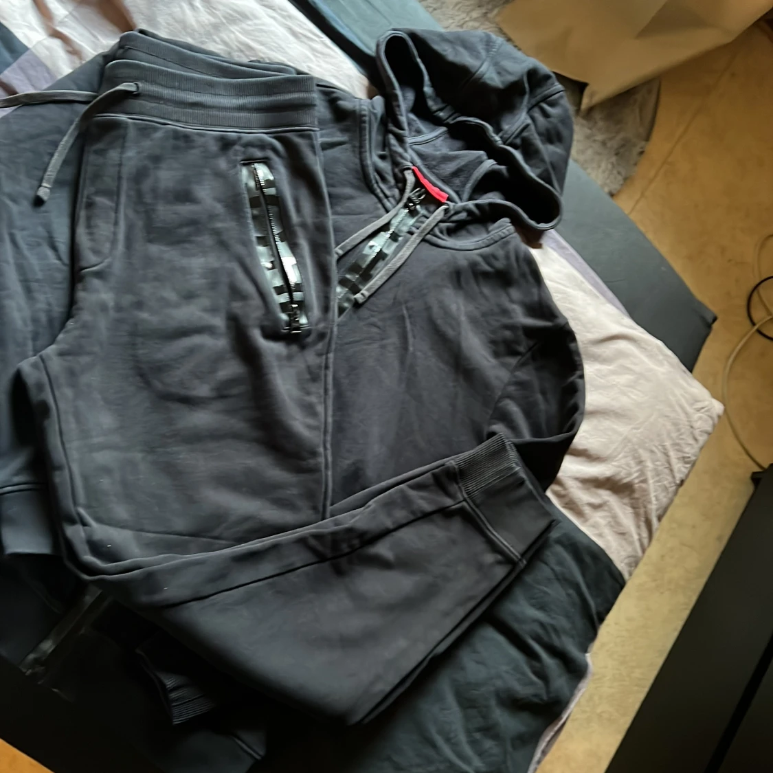 Svart hoodie och byxa med dragkedja från Hugo - 1