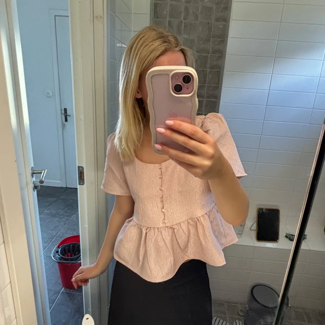 Ljusrosa blus med pärlknappar