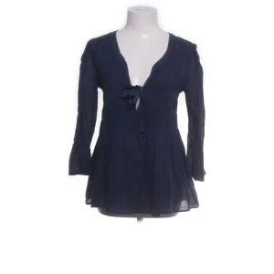 Odd Molly blus  - Jag säljer en marinblå oddmolly blus i storlek S/M. Super söt med knytband i mitten, jag har sytt in den så den framhäver midjan och även sytt vid bysten❤️